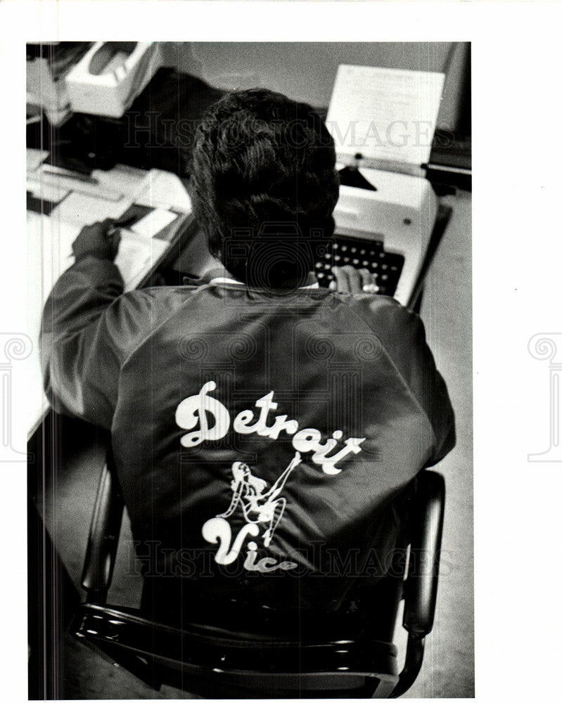 1985 Press Photo Detroit Vice Police Officer jacket - Historic Images