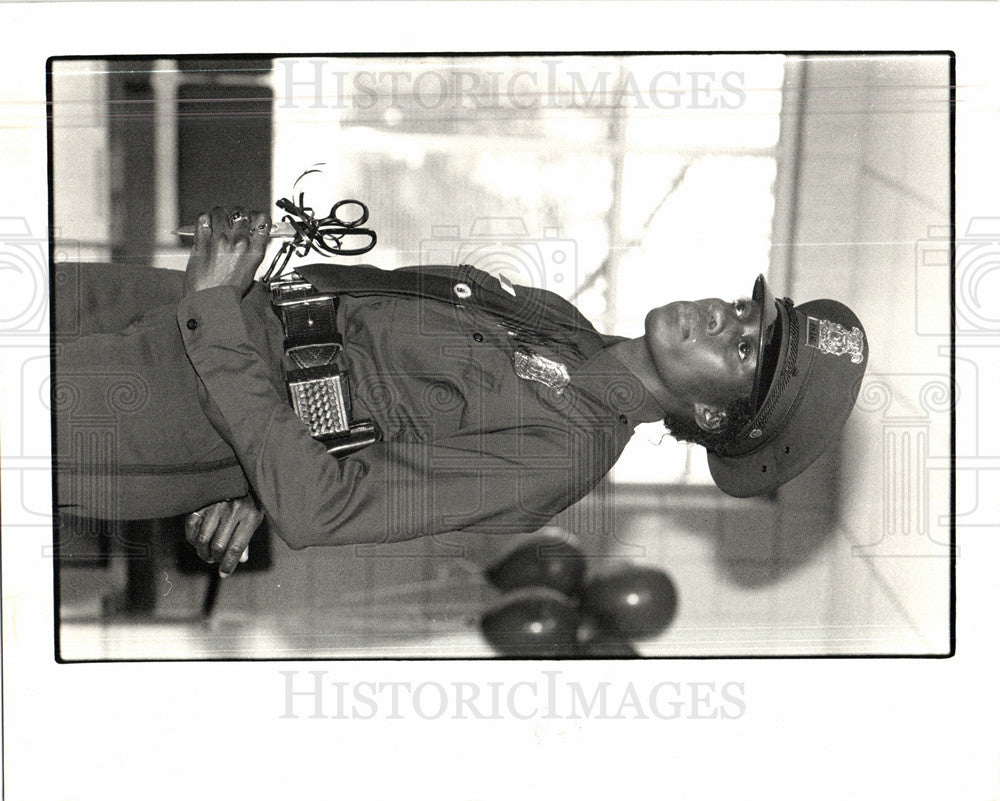 1987 Press Photo Johnnie Rogers police officer precinct - Historic Images