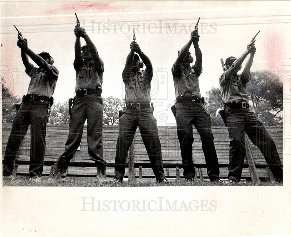 1974 Press Photo police target shooting guns - Historic Images