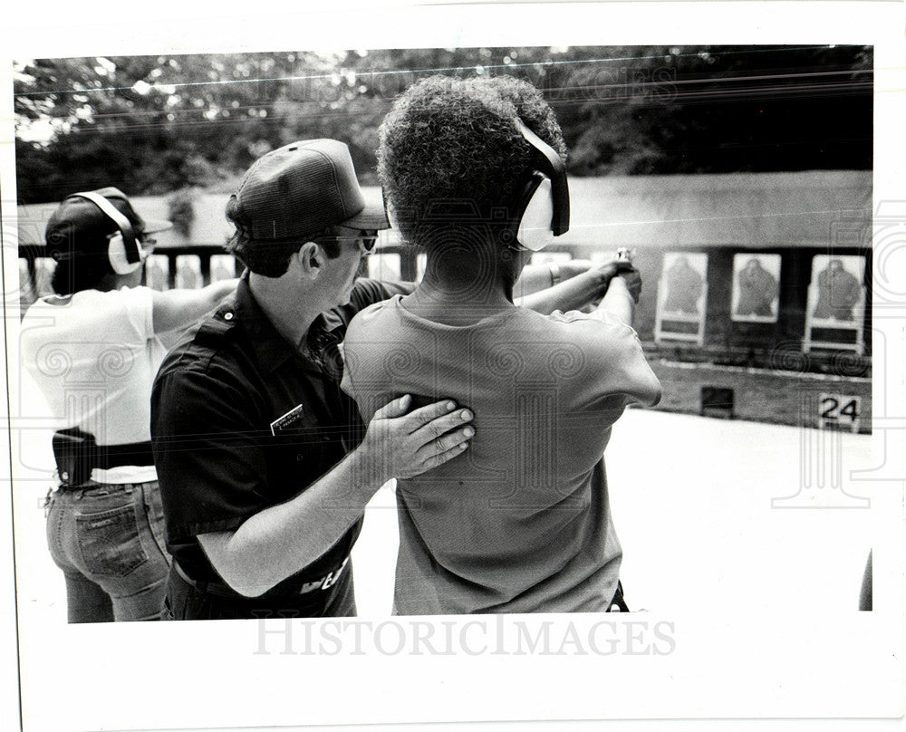 1985 Press Photo Police target - Historic Images