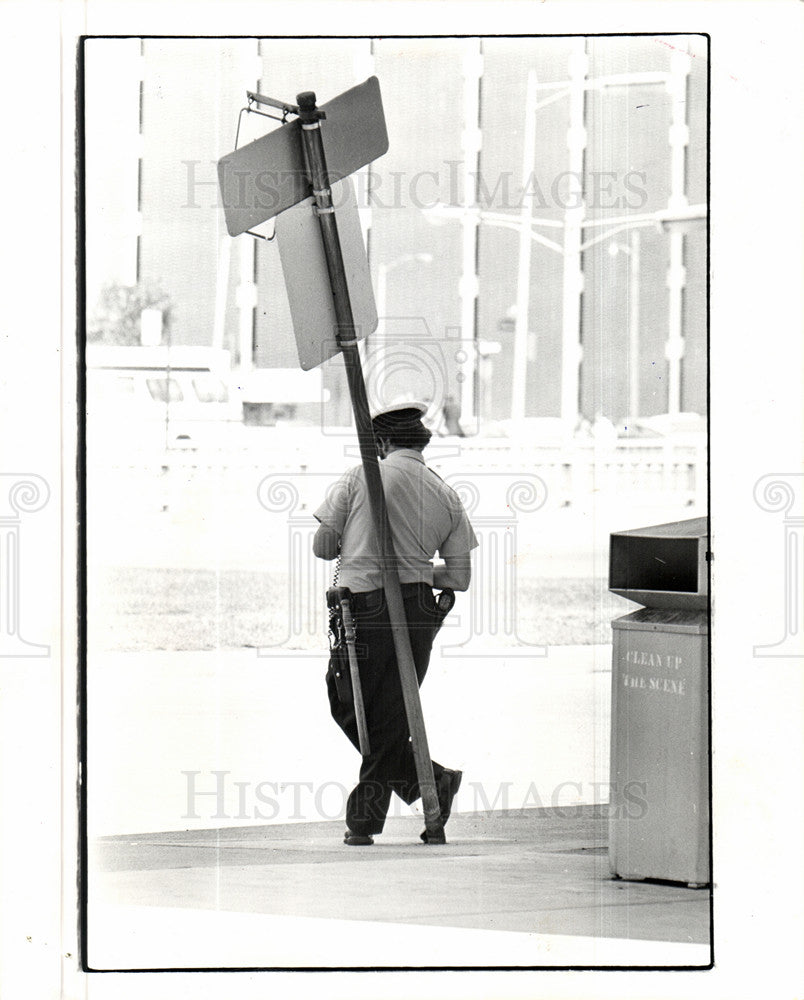 1976 Press Photo police, night stick, Detroit, club - Historic Images