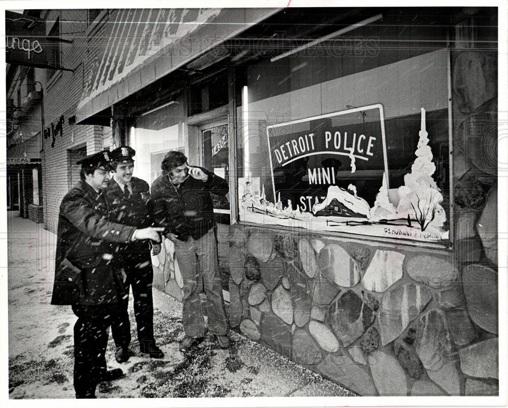 1979 Press Photo Police  Mint-station - Historic Images