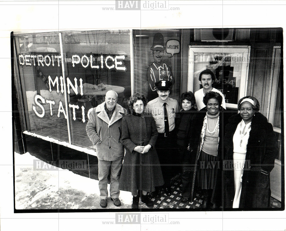 1982 Press Photo Connor Precinct mini-station volunteer - Historic Images