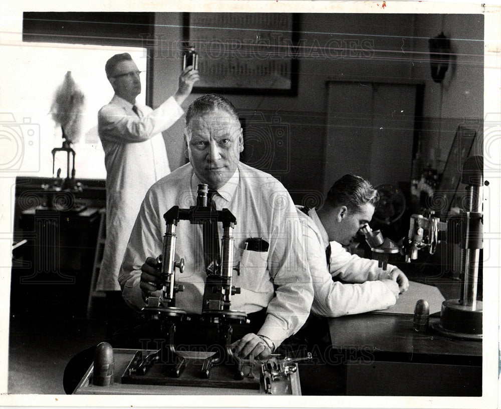 1960 Press Photo Detective Police Laboratory Gun - Historic Images