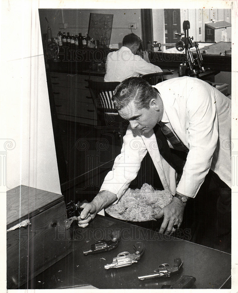 1960 Press Photo William Brown police laboratory - Historic Images