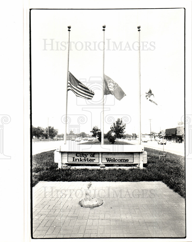 1987 Press Photo Flag Fly - Historic Images