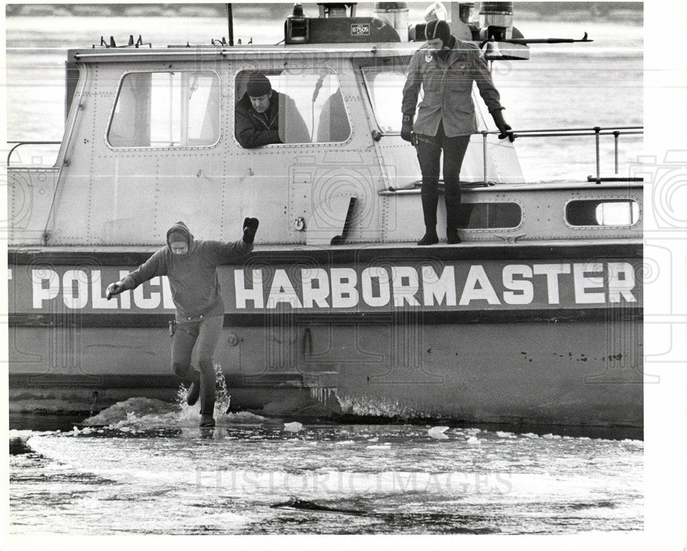 Press Photo Gary Snyder Harbormaster boat police - Historic Images