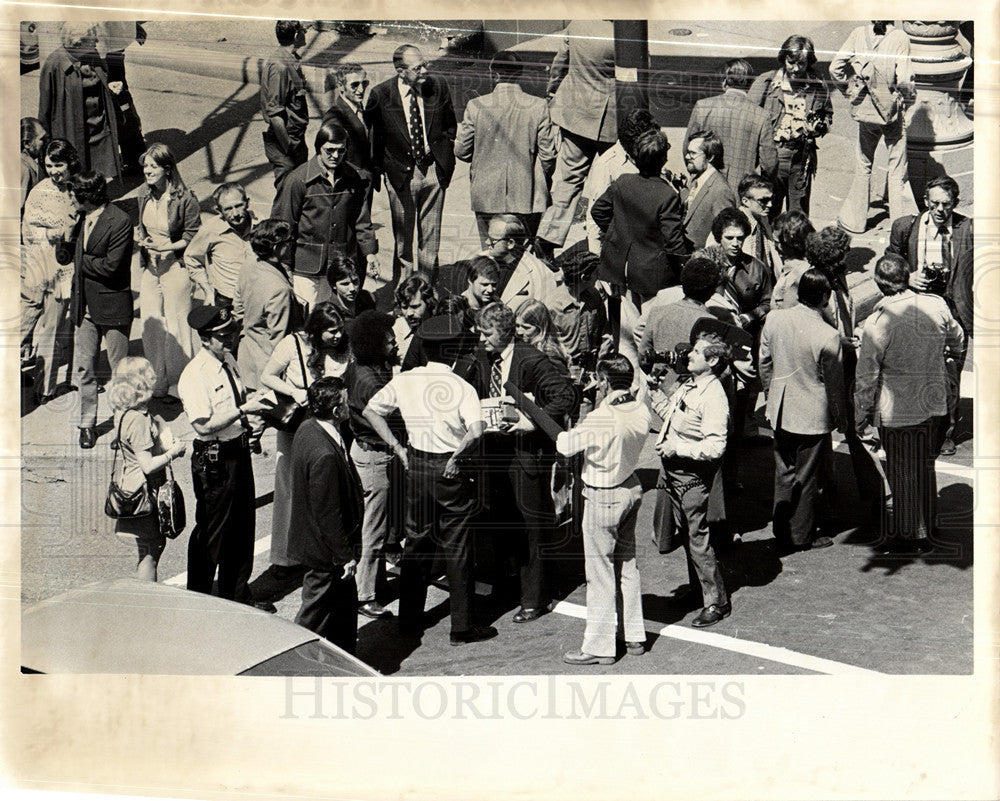 1975 Press Photo Police Demonstration to Protest. - Historic Images