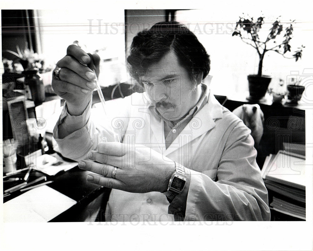 1980 Press Photo Steve C. Gruyre,police crime lab - Historic Images