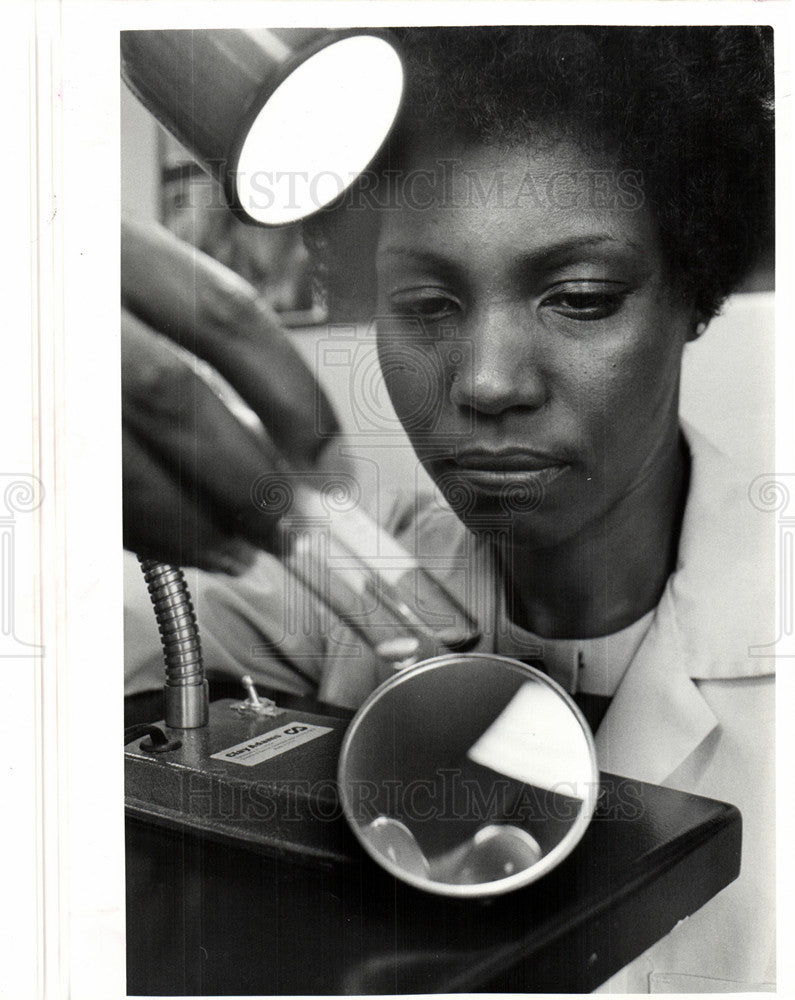 1975 Press Photo police crime lab blood types - Historic Images