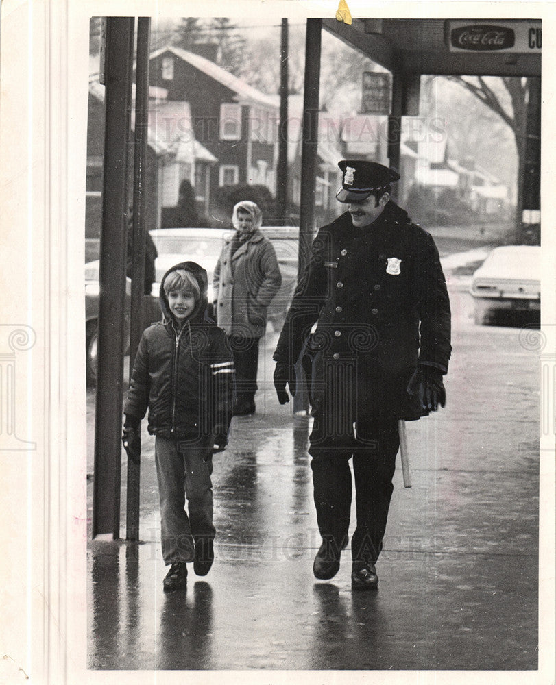 1973 Press Photo Scott Albright Officer James Kean tour - Historic Images