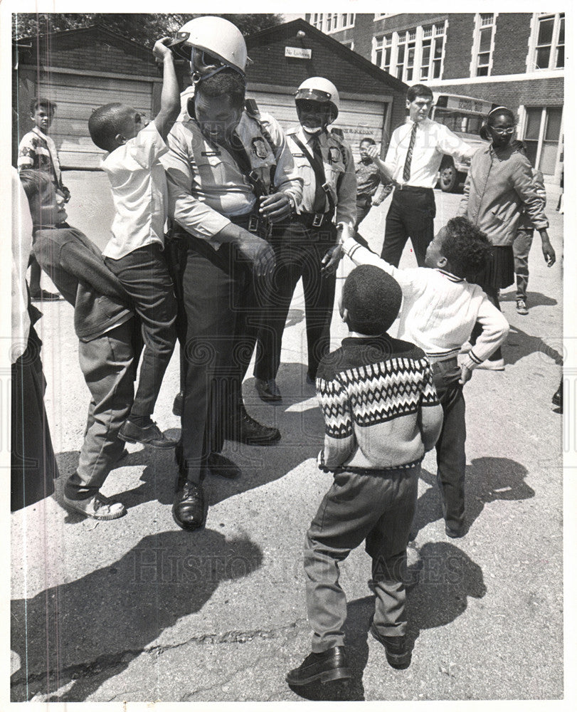 1969 Press Photo police community relations children - Historic Images