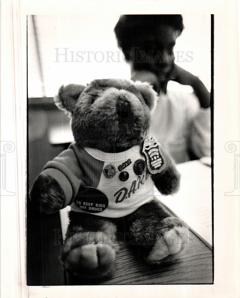 Press Photo DARE bear schools Officer Cannon visit - Historic Images