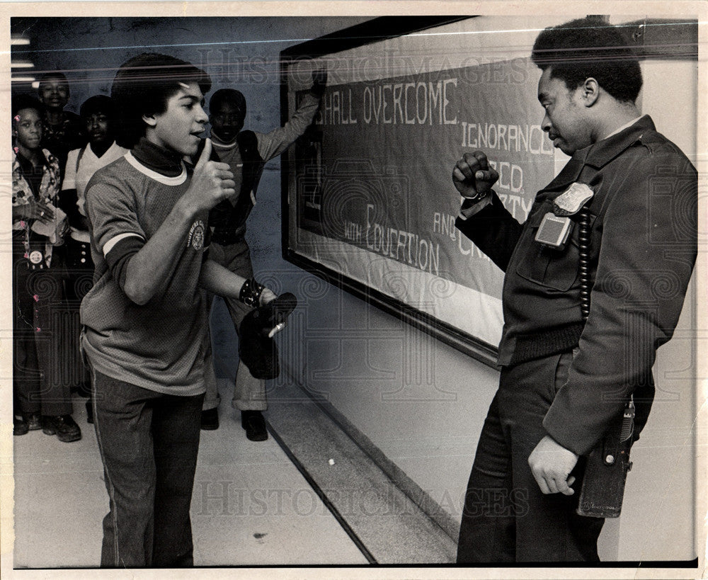 1975 Press Photo Anderson Policeman Johnson school hall - Historic Images