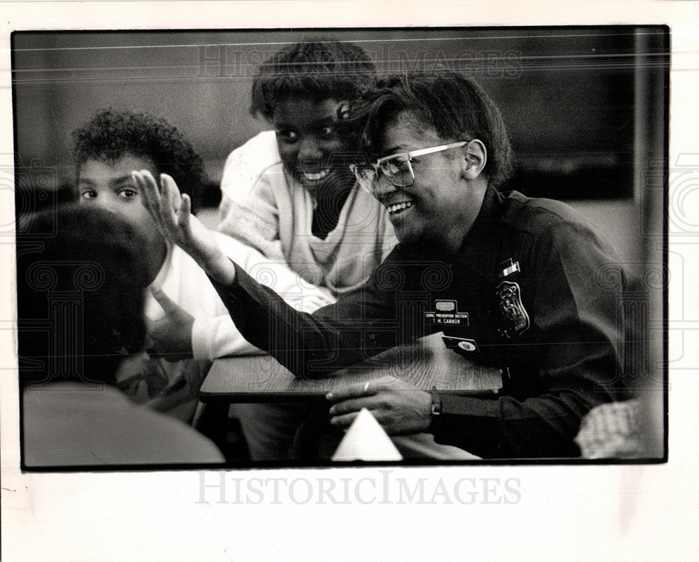 1988 Press Photo Detroit Police Officer School Program - Historic Images