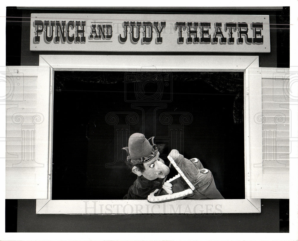 1978 Press Photo Punch and Judy&quot; show can be seen - Historic Images