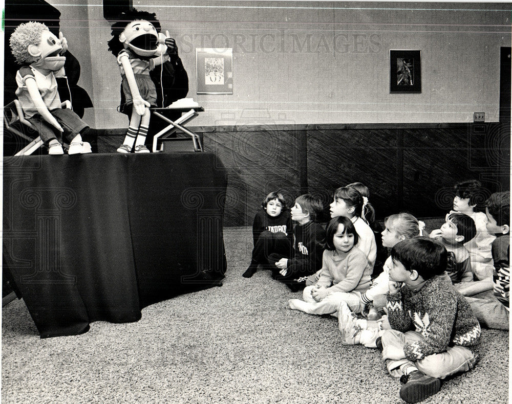 1987 Press Photo Brighton, Puppet Show - Historic Images