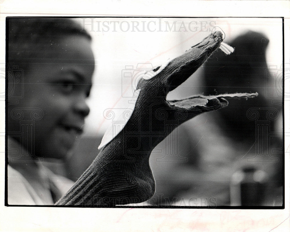 1973 Press Photo puppet making eric merchant - Historic Images