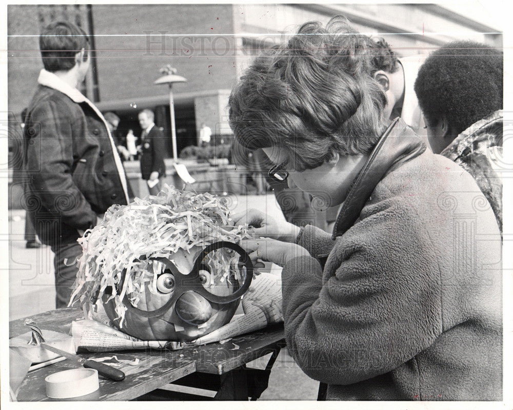 1968 Press Photo Susa Coppa pumpkin carving contest - Historic Images