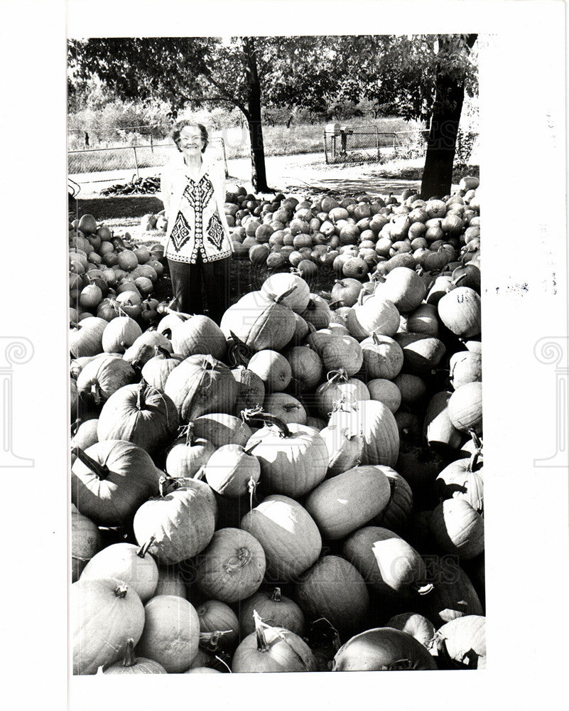 1977 Press Photo Eliza Caskey pumpkins - Historic Images