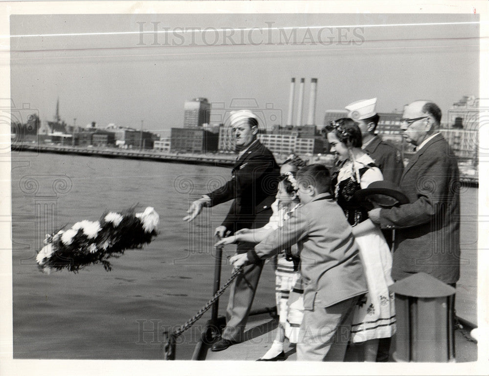 1957 Press Photo Pulaski Day Detroit River - Historic Images