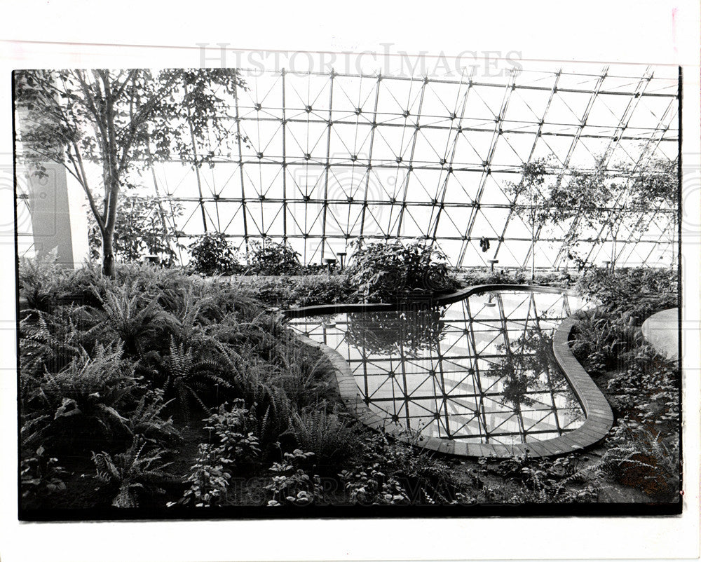 1977 Press Photo misty sprays water pool ripple - Historic Images