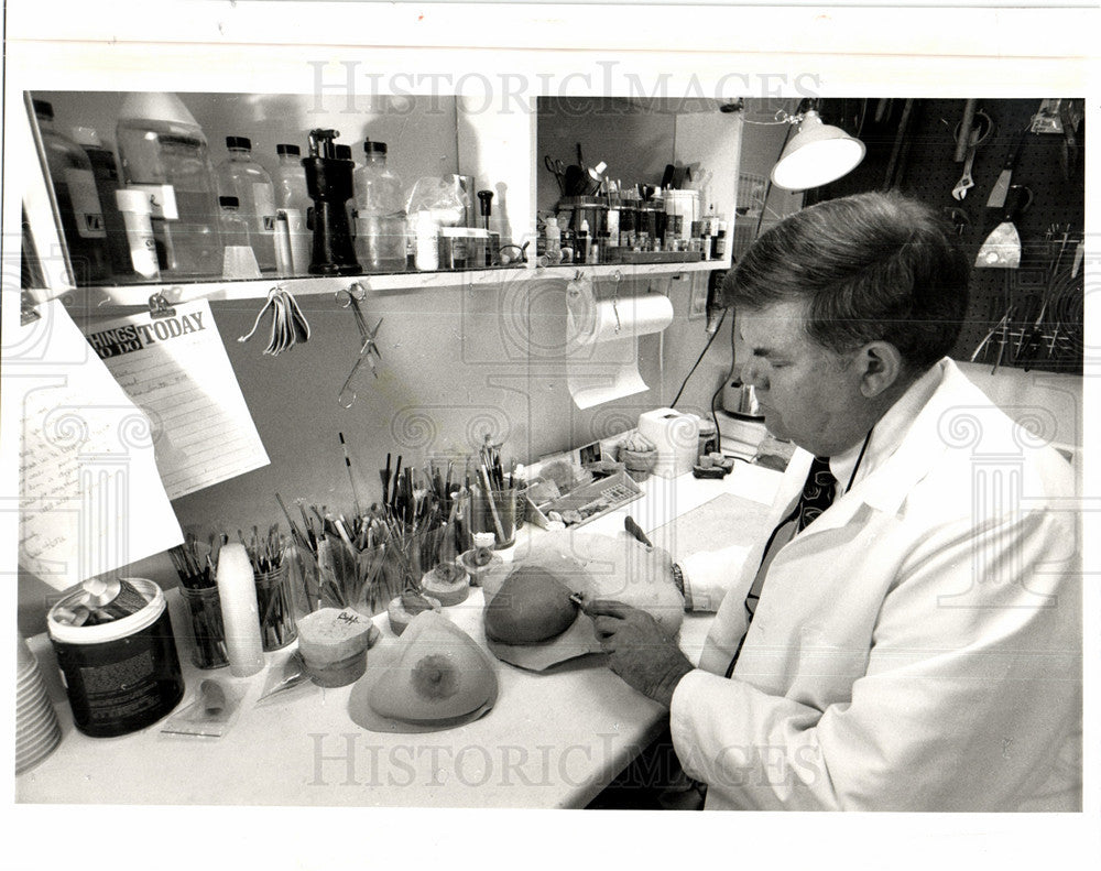 1992 Press Photo Dr. Denis lee, Ann Arbor - Historic Images