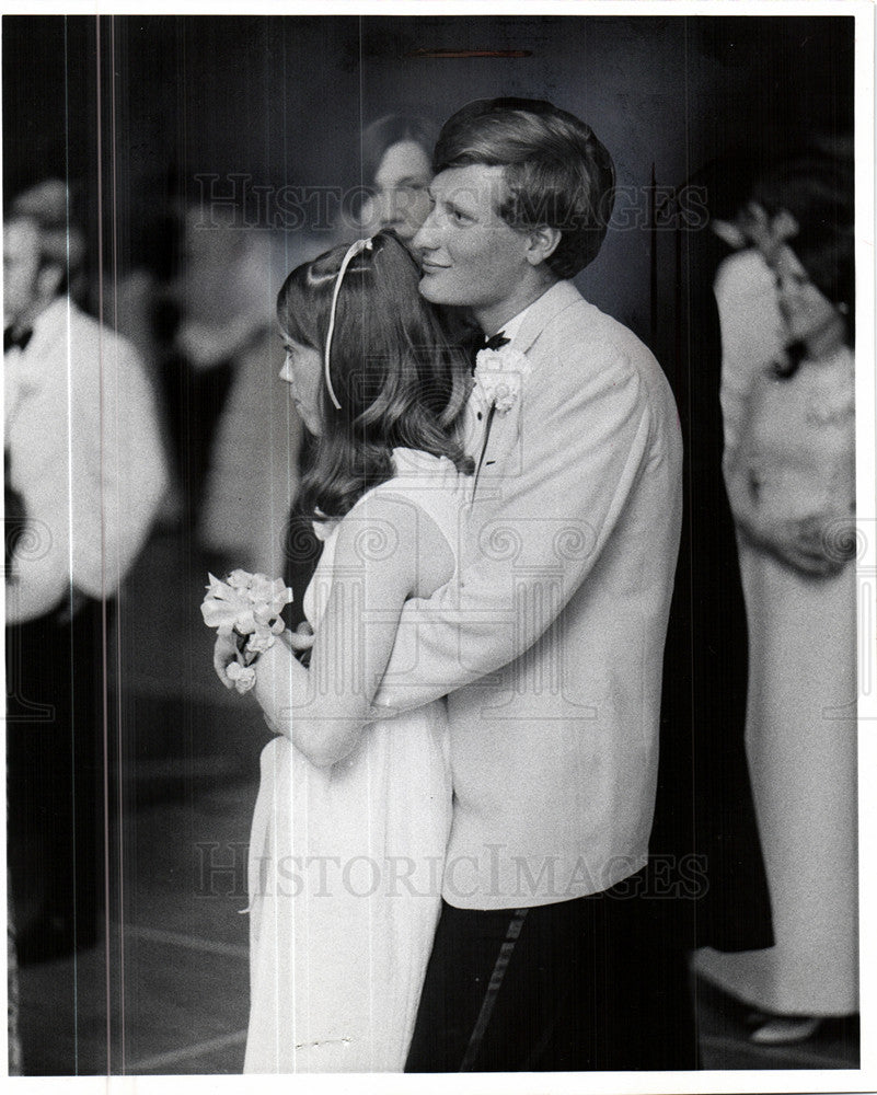 1969 Press Photo Teenagers Prom Dance High School - Historic Images