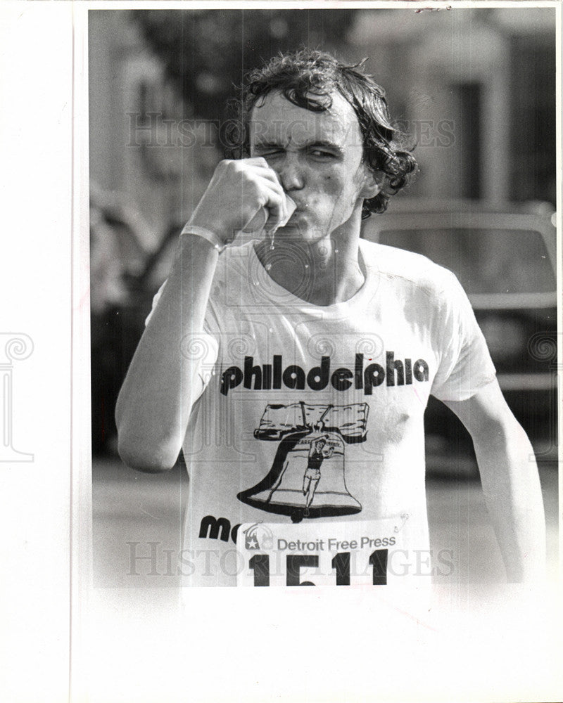 1978 Press Photo Runner Drinks Water Racing - Historic Images