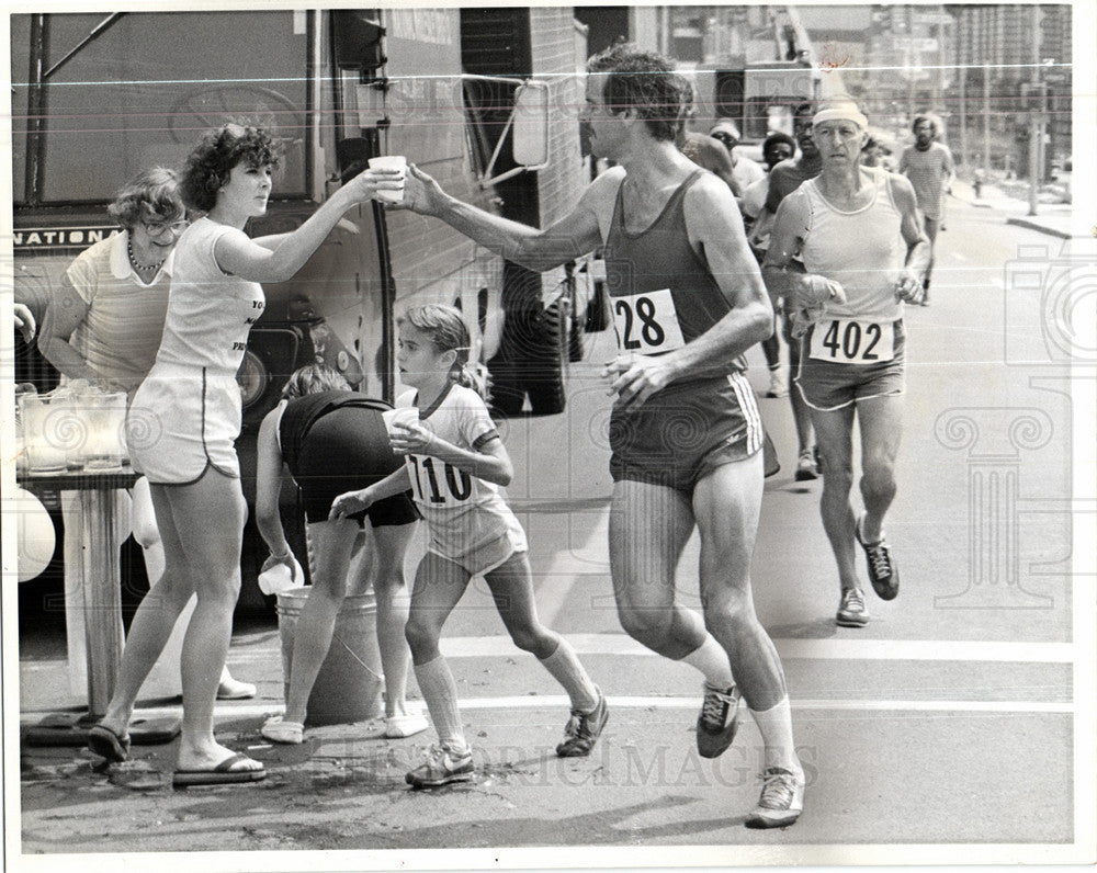 1978 Press Photo 6.2-mile Race Emily Across the Street - Historic Images