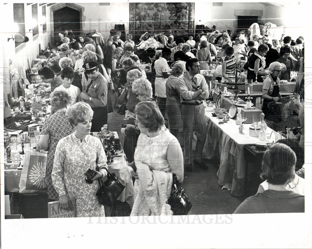 1970 Press Photo Planned Parenthood White Elephant sale - Historic Images