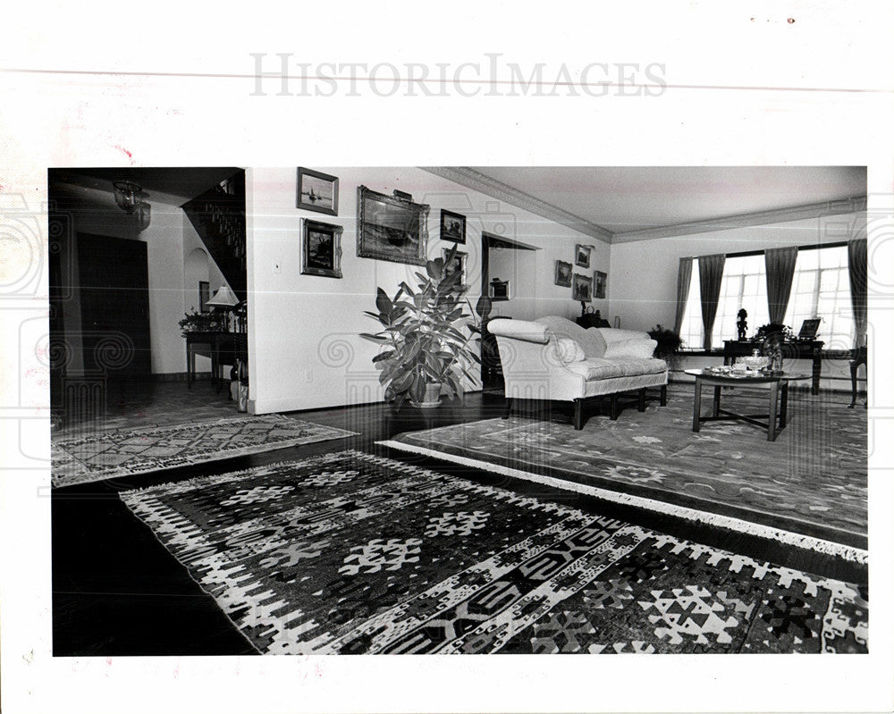 1977 Press Photo Primitive Flat Woven Rug Oriental - Historic Images