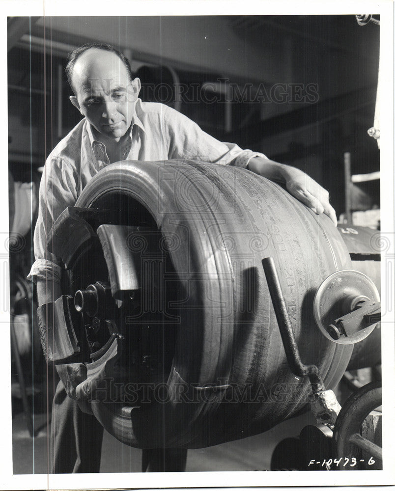 1945 Press Photo Rubber Industry Tire Making Plant - Historic Images