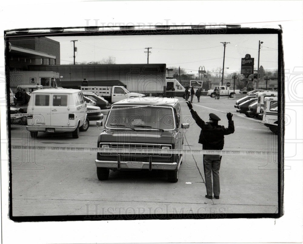 1991 Press Photo officer yellow police tape dead van - Historic Images