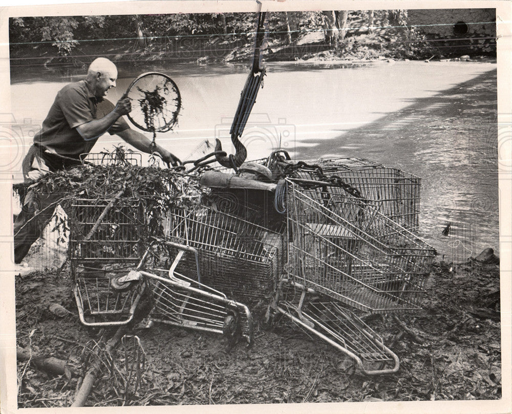 1970 Press Photo debris, john derren, shopping carts - Historic Images