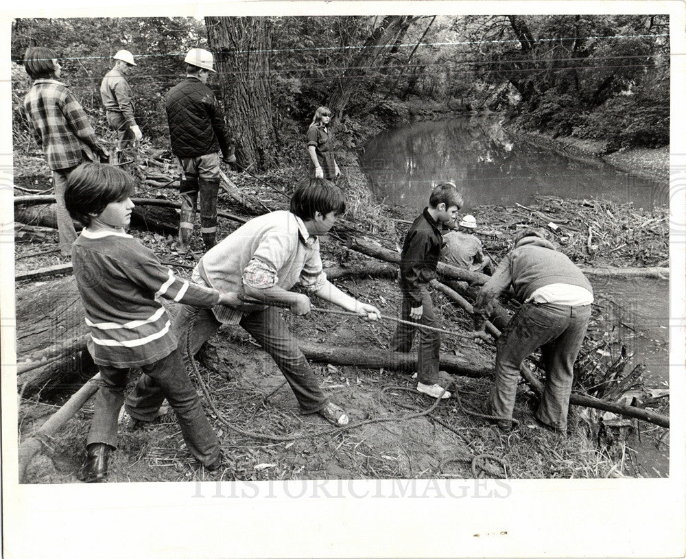 1972 Press Photo Rescue the Rouge river cleanup debris - Historic Images