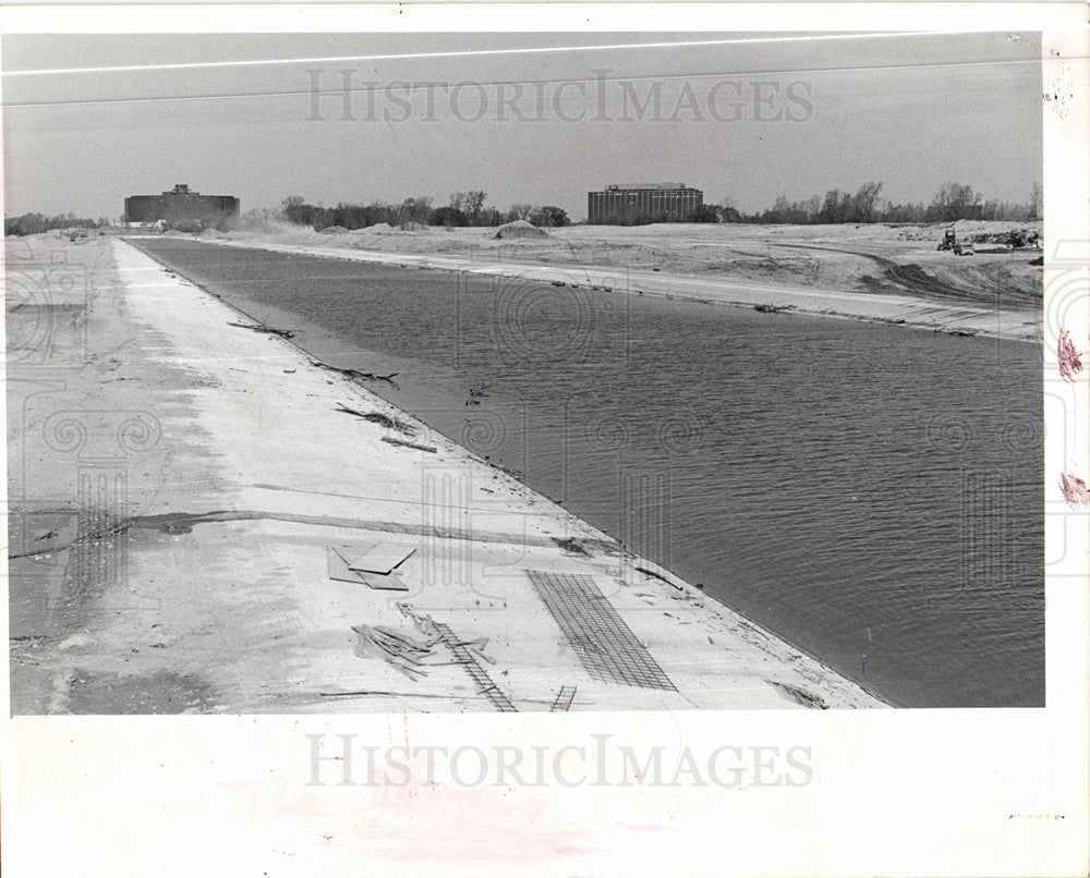 1975 Press Photo Rouge River Dearborn Ford Hyatt - Historic Images