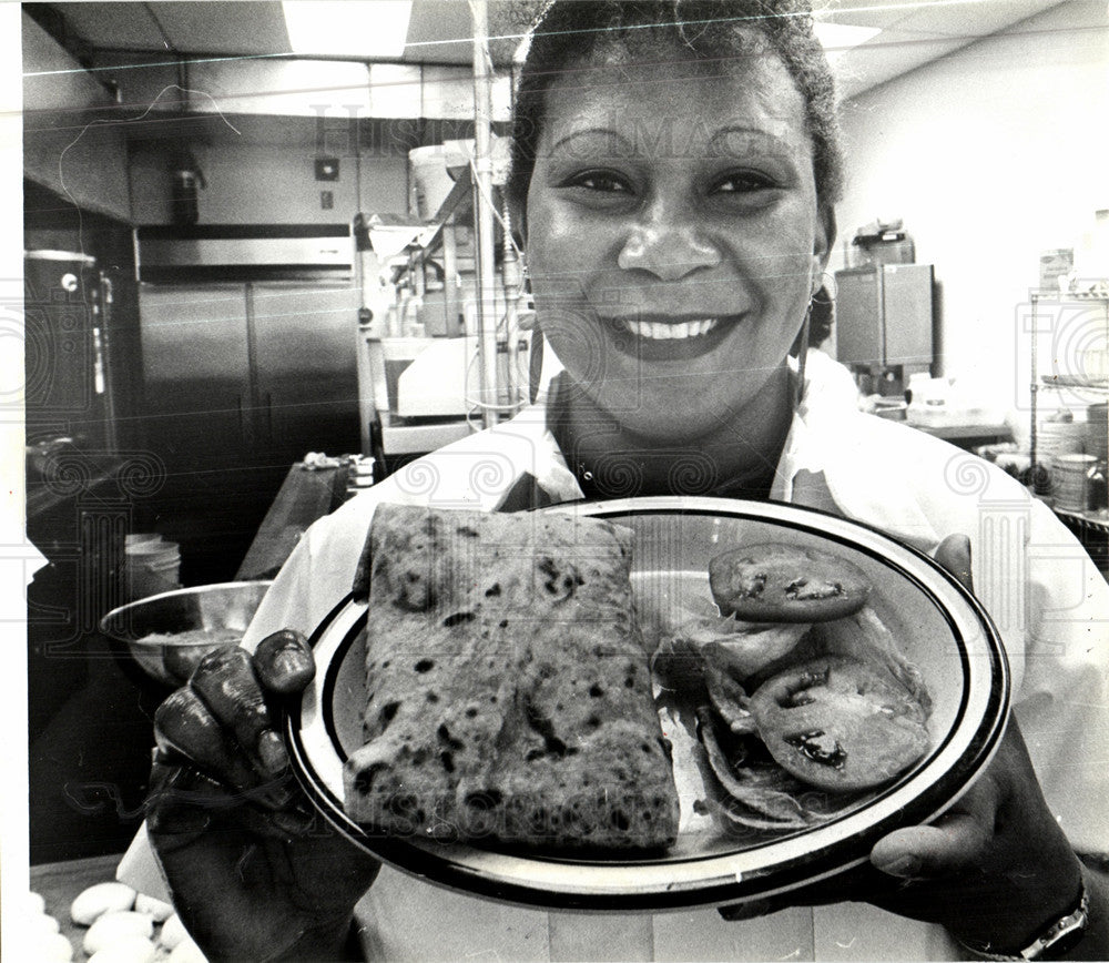 1985 Press Photo Veta Johnson Roti-Hut Caribbean food - Historic Images