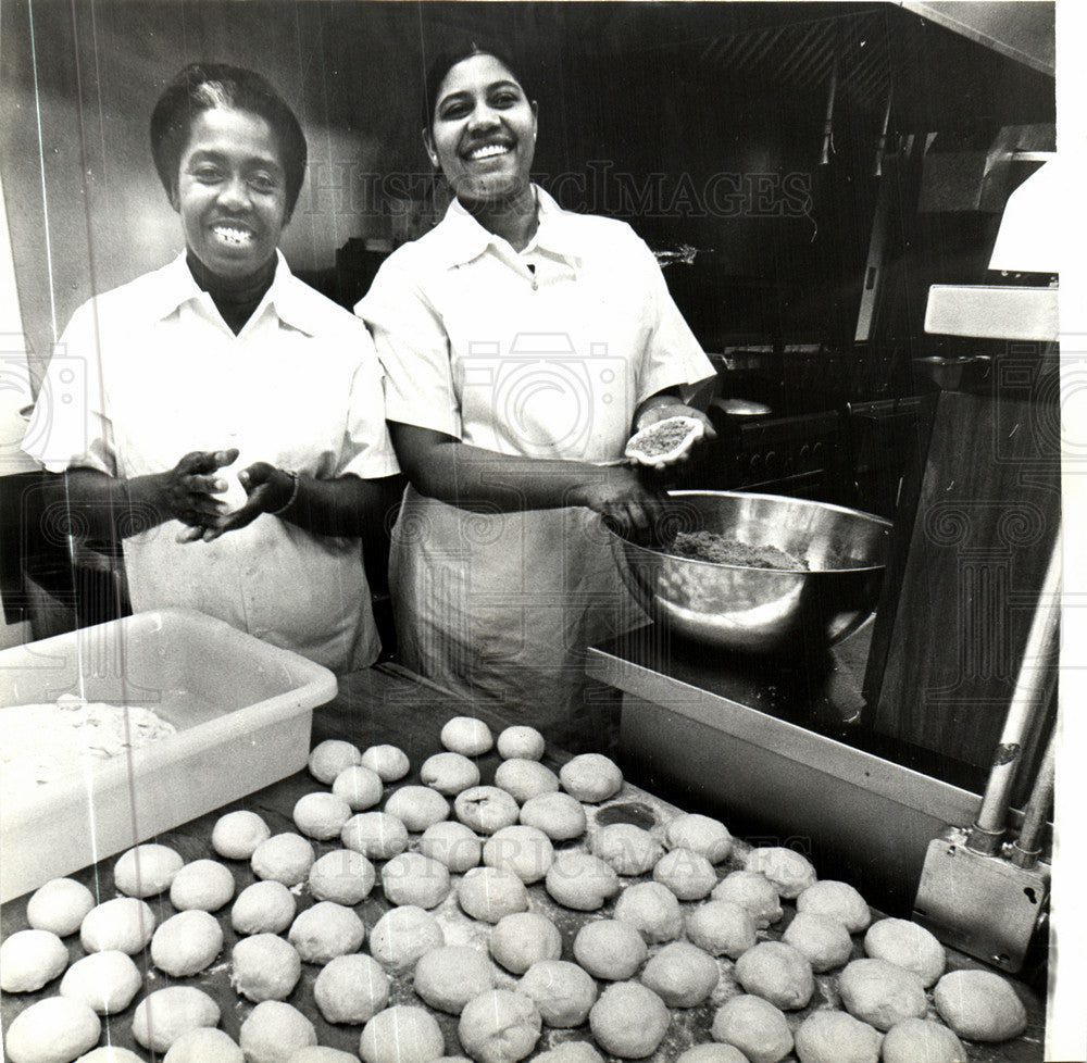 1985 Press Photo Jean Jordan roti cook Sandra Primus - Historic Images