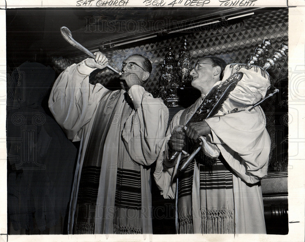 1957 Press Photo Rosh Hashono rabbi shofar scroll Torah - Historic Images