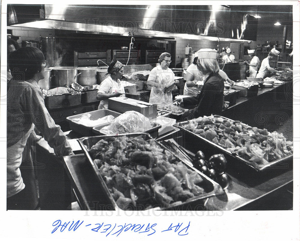 1973 Press Photo Roma Hall kitchen Saturday spaghetti - Historic Images