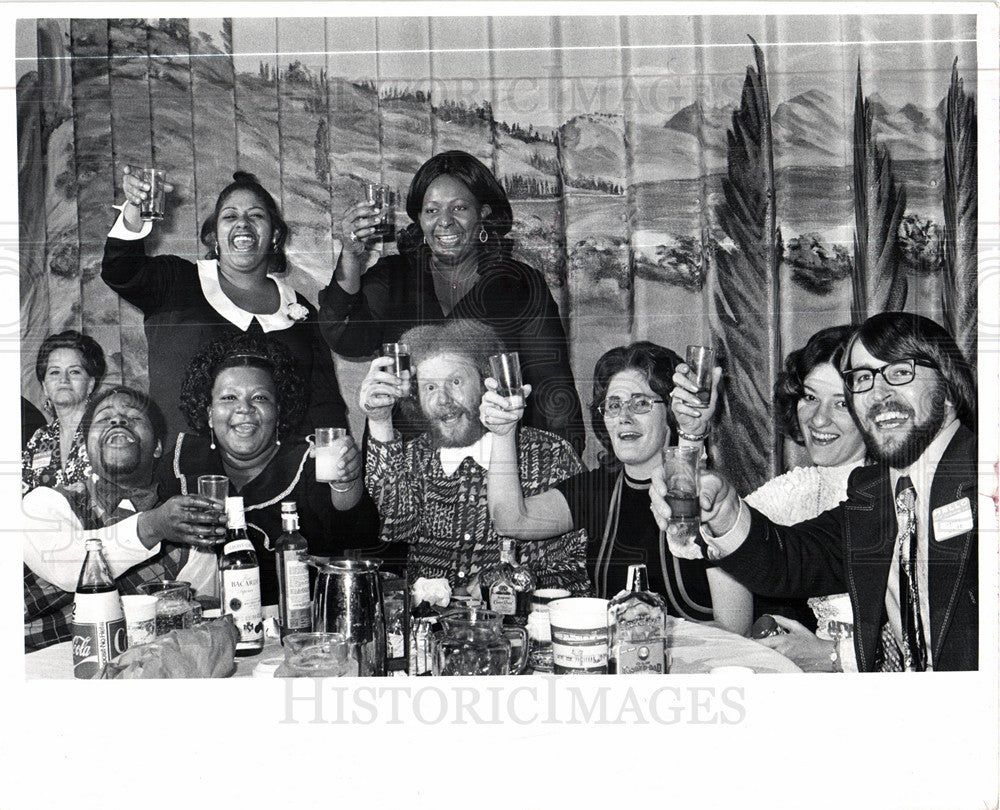 1971 Press Photo Saturday Night, men, women, drinks - Historic Images