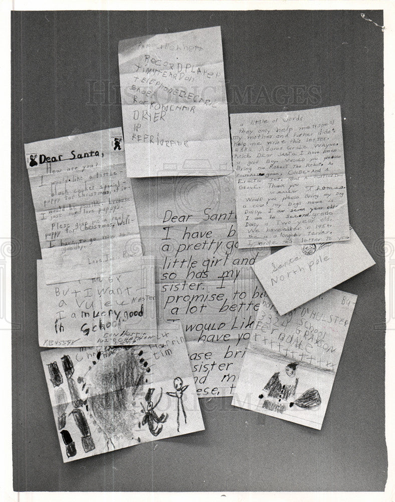 Press Photo Santa Claus letters kids presents - Historic Images