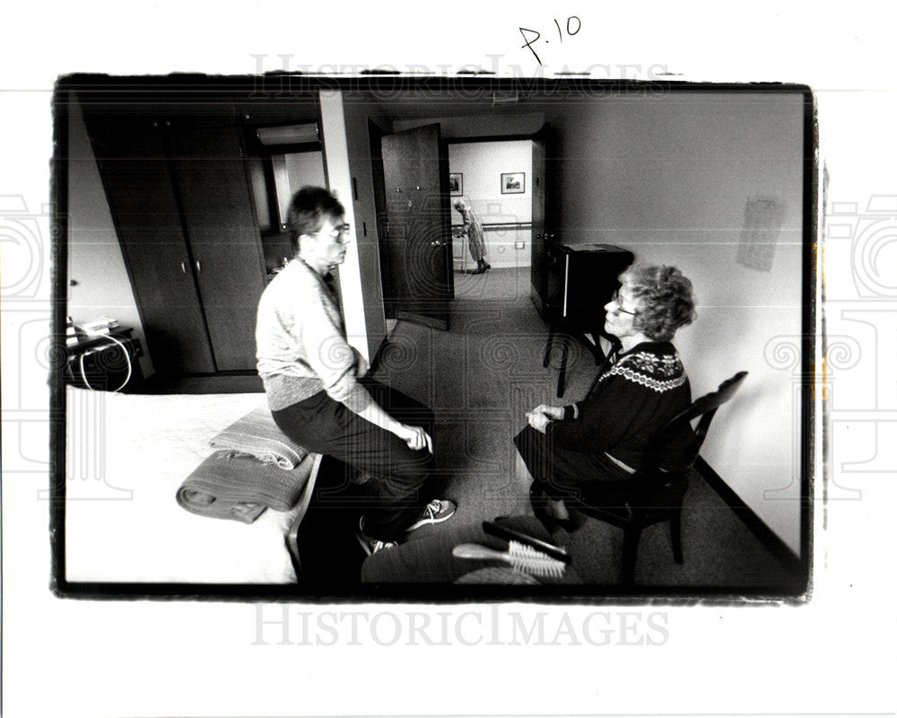 1992 Press Photo Sandwich Generation aging senior home - Historic Images