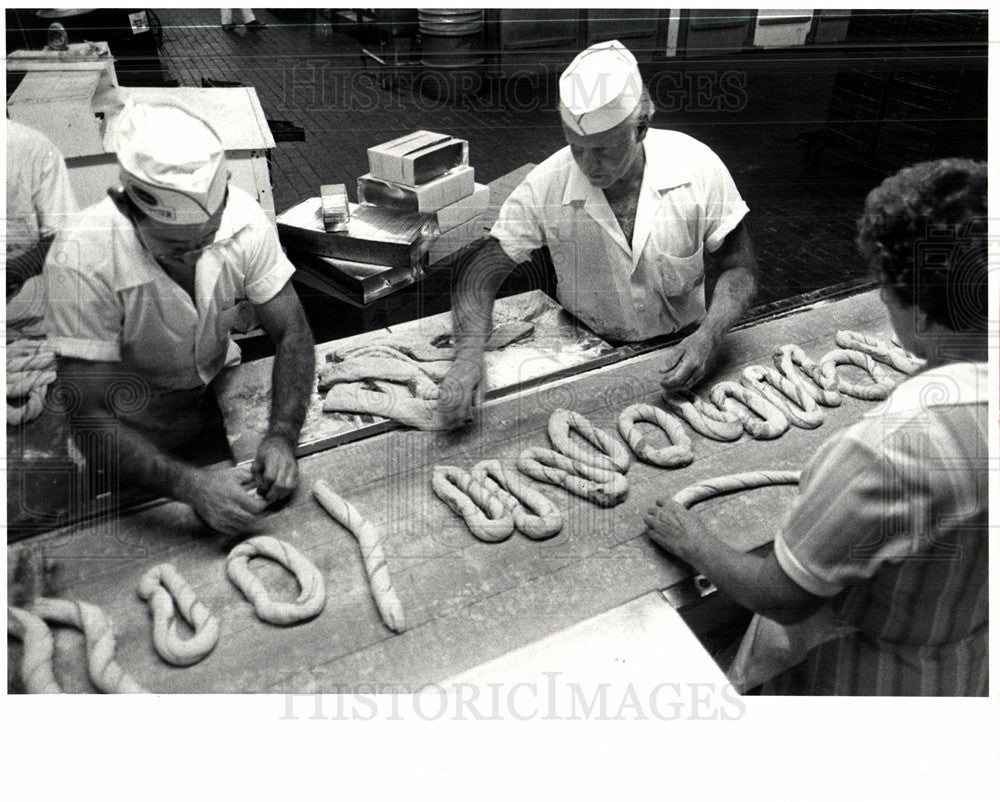 1982 Press Photo Sanders Bakery Highland Park tea rings - Historic Images