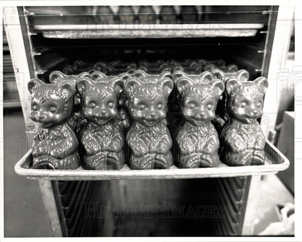 1988 Press Photo Zinola Truss hand made candy maker - Historic Images