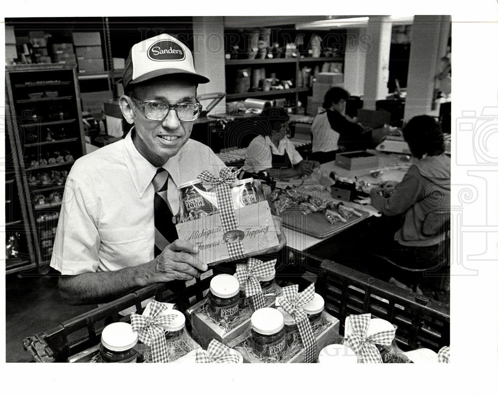 1985 Press Photo Jack Sanders candy company profit - Historic Images