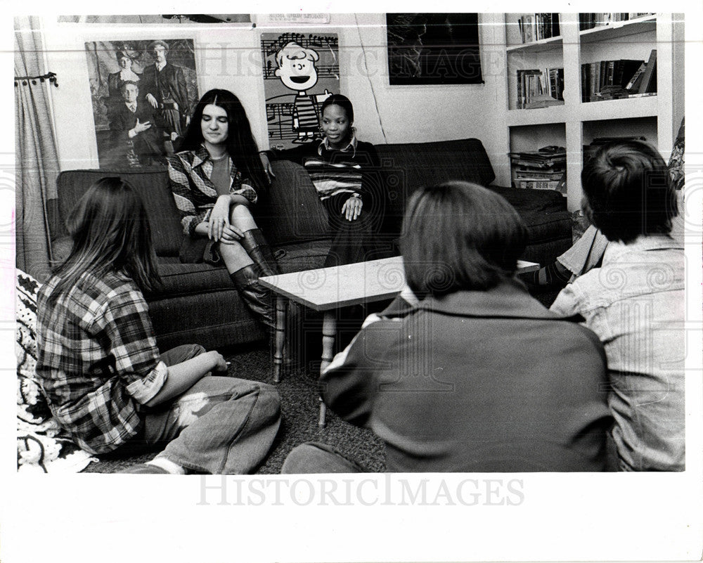 1977 Press Photo runaway counseling Sanctuary teens - Historic Images