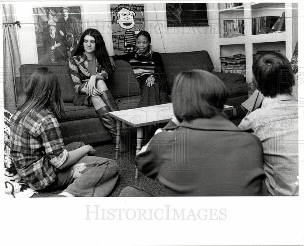 Press Photo Sanctuary Group Meeting Women - Historic Images