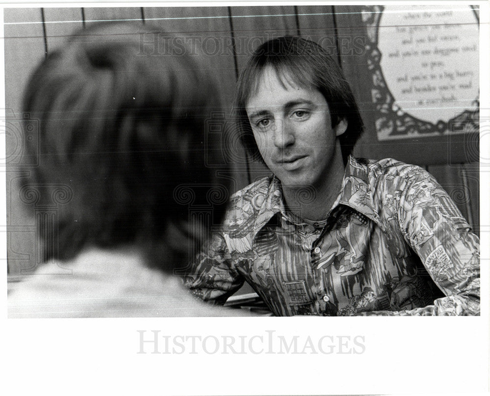 Press Photo Two men looking at each other - Historic Images